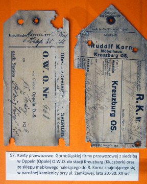 Fragment ekspozycji - w gablocie znajdują się kwity Górnośląskiej firmy przewozowej
